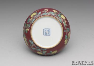 图片[3]-Dish with chrysanthemum in red ground in falangcai painted enamels, Qing dynasty, Yongzheng reign (1723-1735)-China Archive